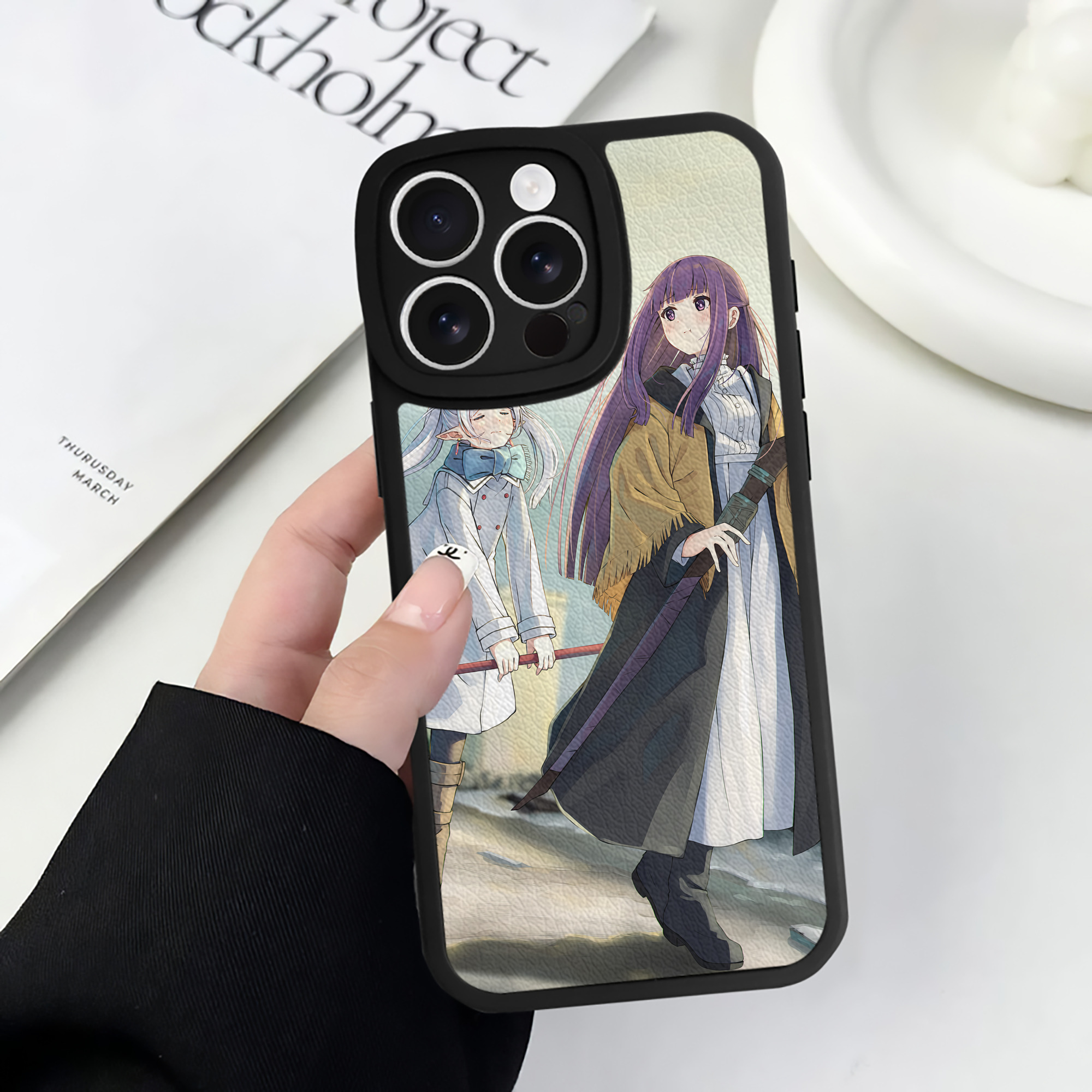 （画像用） 葬送のフリーレン Frieren 【iPhone 16シリーズ対応】シリコンスマホケース（レザー調） 材質：シリコン